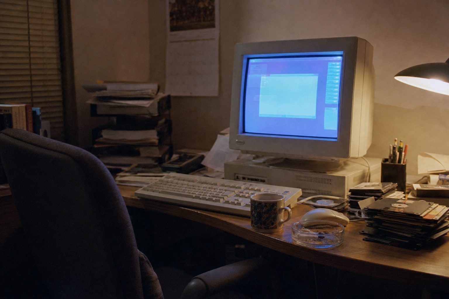 Beige CRT computer glowing on a cluttered desk late at night (picture made with AI)